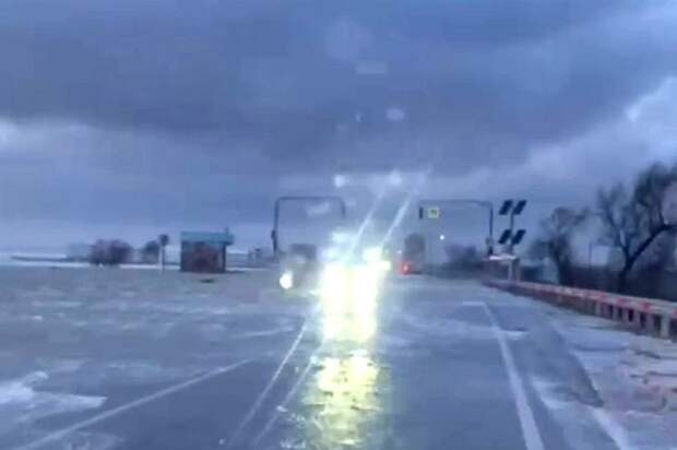 В Евпатории из-за шторма эвакуированы 150 человек