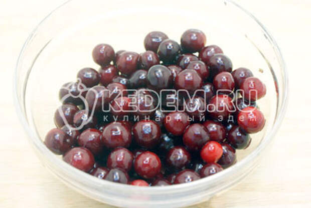 Вишню разморозить. Жидкость слить. Косточки удалить (по желанию)