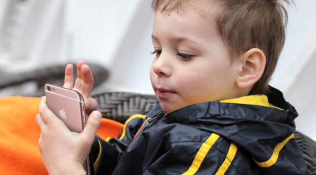 Современные дети могут полагать, что гаджеты за 1000 $ падают с неба. / Фото: iphones.ru