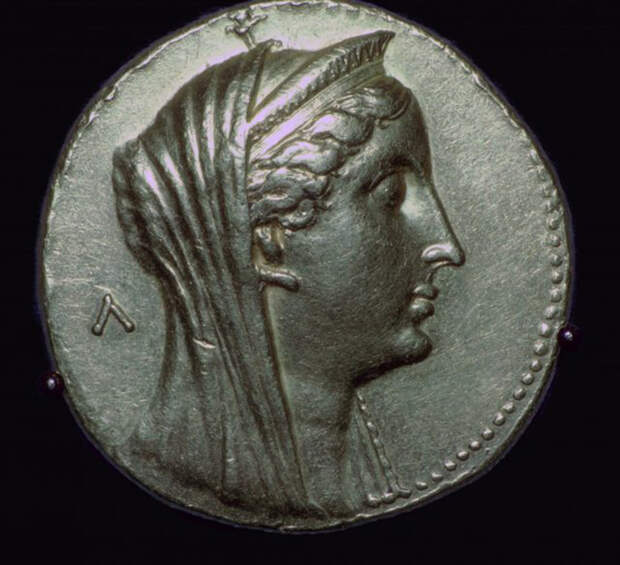 Золотая монета с изображением Арсинои II, III век до нашей эры. / Фото: Getty Images