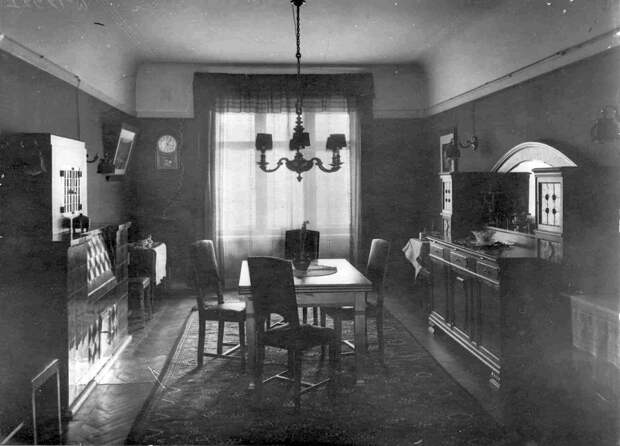 Столовая в квартире начала 20 века.