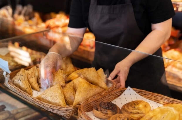 Врач Поляков рассказал о скрытом вреде беляшей и сосисок в тесте
