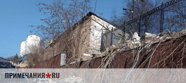 В Симферополе часть здания обрушилась на припаркованные рядом автомобили