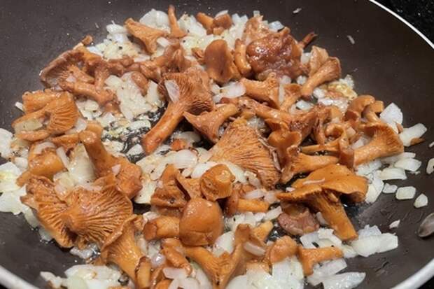 Щи с копчеными ребрышками и лисичками: фото шаг 5