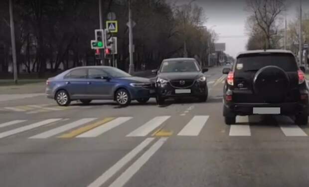 «Киа» въехала во внедорожник на улице Свободы