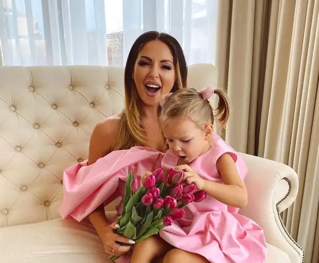 Нюша поделилась серией забавных снимков с Симбой