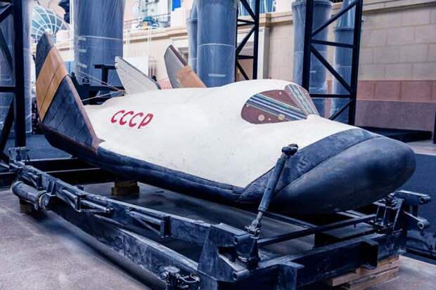 Бор-4. Космический патрульный беспилотный самолет, в 80-х совершил полтора витка вокруг Земли и сел в Индийском океане.