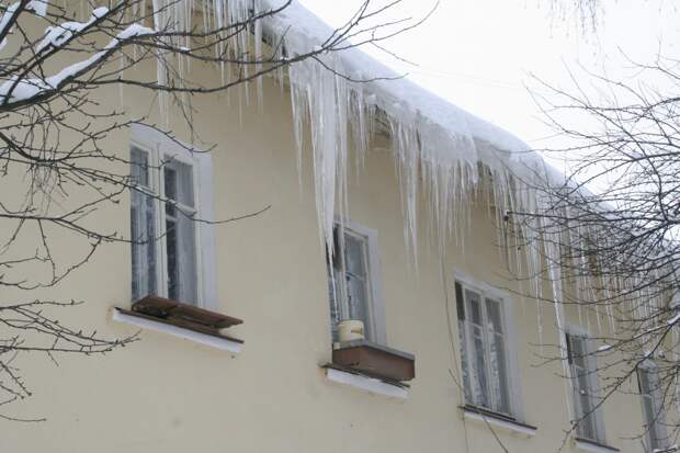 Нижегородцев предупредили об опасности схода снега и наледи с крыш