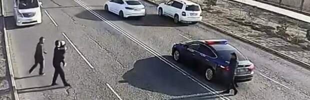 В Актау полицейские вернули родителям потерявшегося малыша