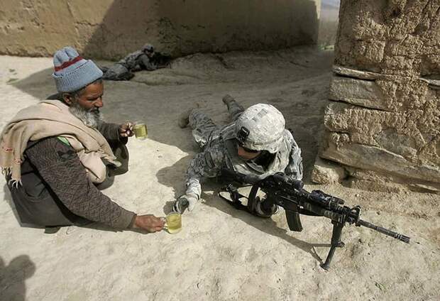 13. Афганец принес чай американскому солдату война, гуманизм, мир, человек