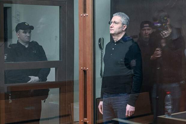 Стильный образ бывшего замминистра обороны России попал на видео