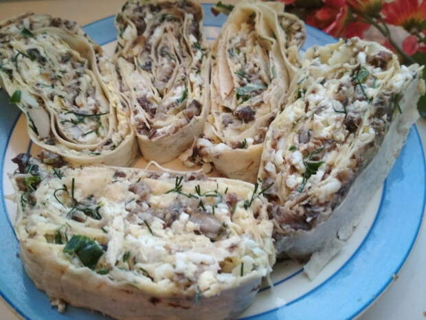 Рулет из лаваша с грибами и сыром
