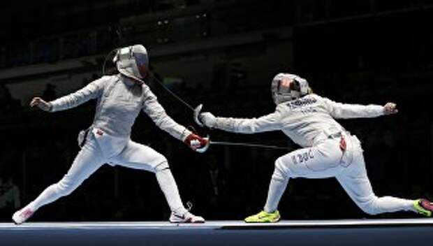 Российская саблистка Яна Егорян против Мариэль Загунис из США в полуфинале командного турнира на Олимпиаде-2016