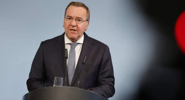 Министр обороны ФРГ заявил, что «грустной задницей радостно не пукнешь»