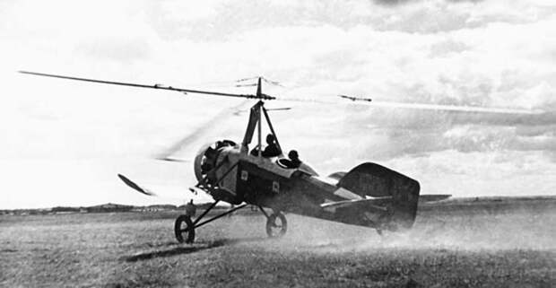 Демонстрационный полет автожира А-4 конструкции ЦАГИ на Ходынском поле во время первого авиационного праздника 18 августа 1933 года