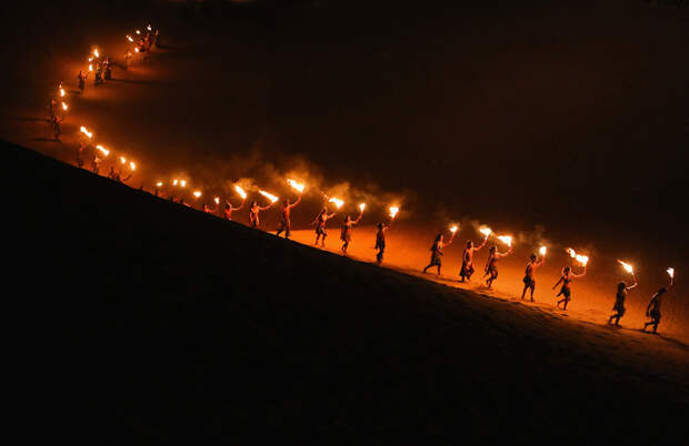 Огненное представление для туристов около отеля Песчаный Лотос