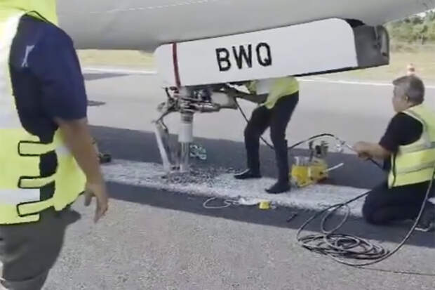 Самолет без шасси вскопал взлетную полосу и парализовал работу аэропорта на сутки