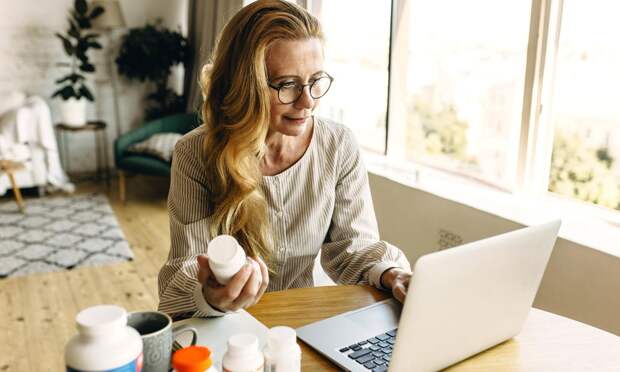 Онемение и проблемы с равновесием: невролог предупредил о токсичности популярного витамина