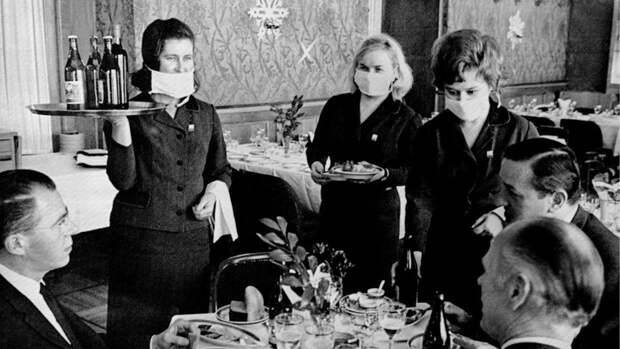Январь 1969 года - "масочный режим" официанток ресторана гостиницы в Москве.