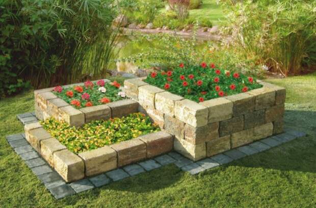 Также бордюр делают, чтобы отделить клумбу от дорожки или другой функциональной зоны / Фото: jasto.de