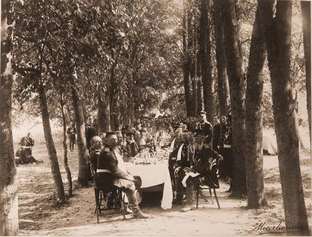 Император Александр III, императрица Мария Федоровна в группе военных чинов во время обеда в лесу.