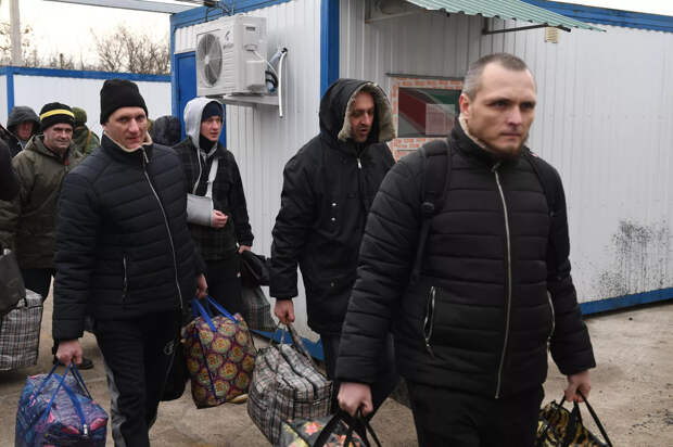 Пленные, возвращенные украинской стороной на КПП на окраине города Горловка в Донецкой области - РИА Новости, 1920, 18.03.2022
