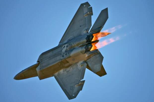 F-22 Raptor против Eurofighter Typhoon на авиашоу F-22 Raptor против Eurofighter Typhoon на авиашоу