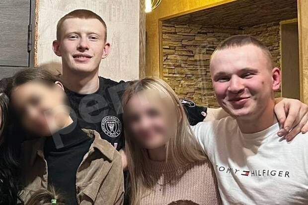 Убитый толпой иностранцев 20-летний футболист Арсений Ерошевич (слева) и его друг Егор К.