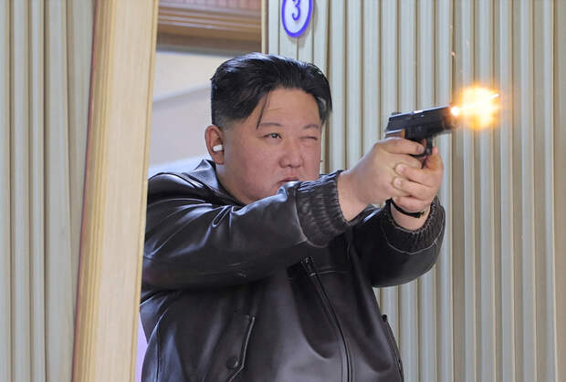 Ким Чен Ын лично испытал новый северокорейский пистолет и попал на фото