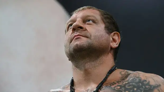 Нокдаун в первом раунде и глубокое рассечение: как Емельяненко победил Монсона в поединке на голых кулаках