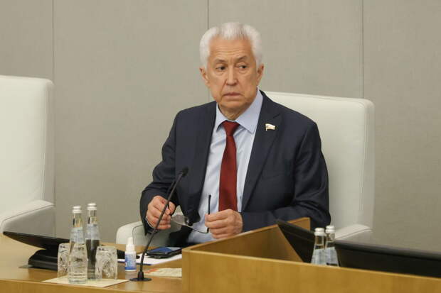 Васильев поздравил россиян с Днем защитника Отечества