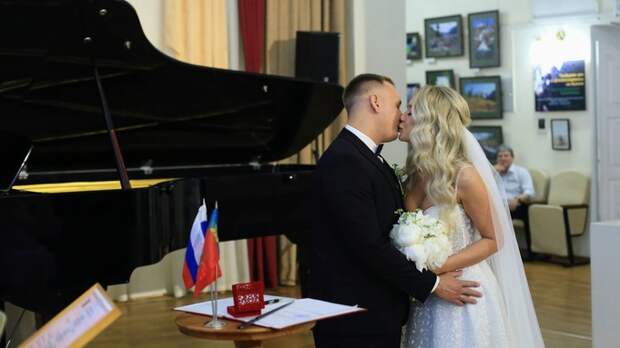 Музей да любовь. В Барнауле прошла первая регистрация брака вне ЗАГСа