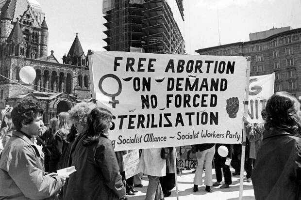 Участницы Национального женского освободительного движения протестуют против конкурса «Мисс Америка» в Атлантик-Сити, штат Нью-Джерси. 7 сентября 1968 года