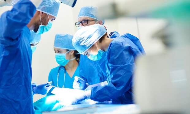 С пробкой в легких: бутылка коньяка, спрятанная под курткой у мужчины, пробила ему грудь