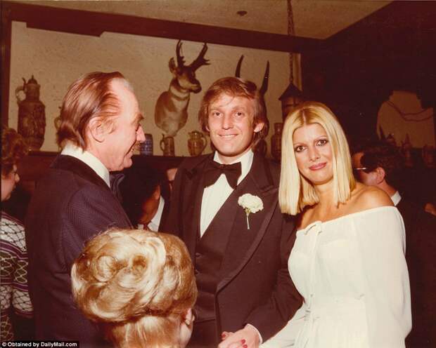 Ivana и Дональд с его отцом Фред Trump. Trump находился под сильным влиянием своего отца, решив ковать карьеру в развитии недвижимости