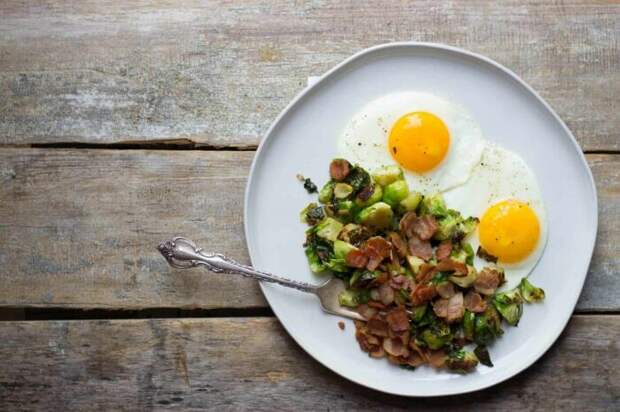 Глазунья с брюссельской капустой. \ Фото: thehealthyepicurean.com. Глазунья с брюссельской капустой. \ Фото: thehealthyepicurean.com.