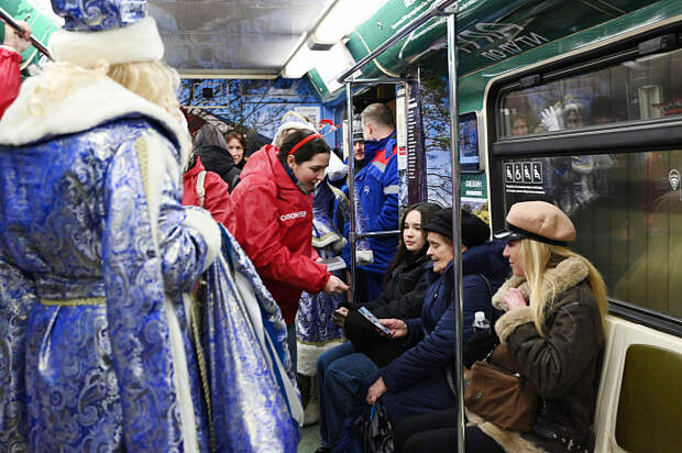 Пассажиров московского метро угостили пряниками и пригласили в Тулу