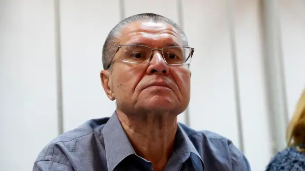 Песков не стал комментировать решение суда освободить Улюкаева