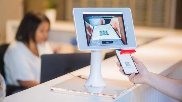 Из двух зол: бизнес Петербурга взвешивает на весах QR-коды и локдаун