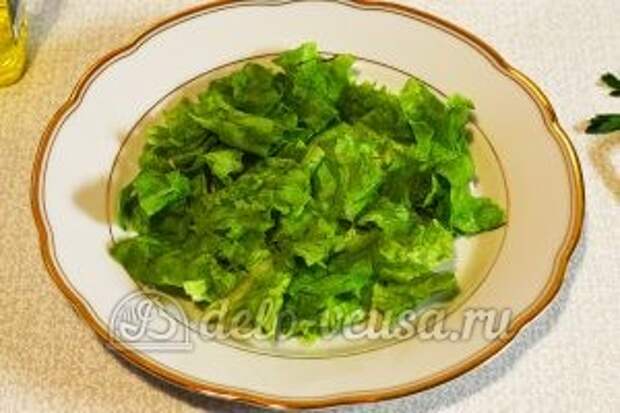 Салат с грейпфрутом: Промываем, обсушиваем и рвем листья салата