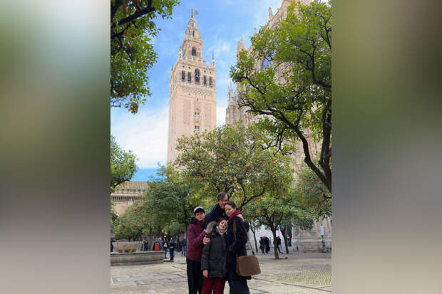 Актриса Марина Александрова показала редкие семейные фото из поездки по Европе