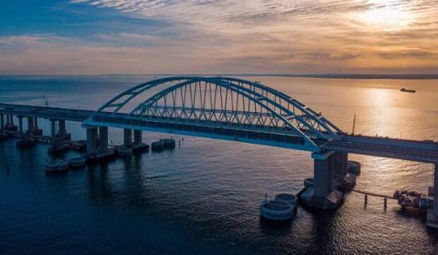 Вскоре по крымскому мосту пойдут поезда. Фото: most.life