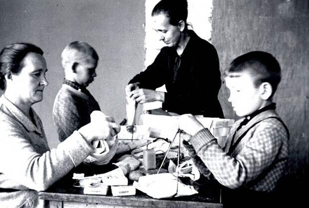 Школьники Домодедовской школы №1 готовят подарки для бойцов Красной Армии. Сентябрь 1941 г. Московская область.