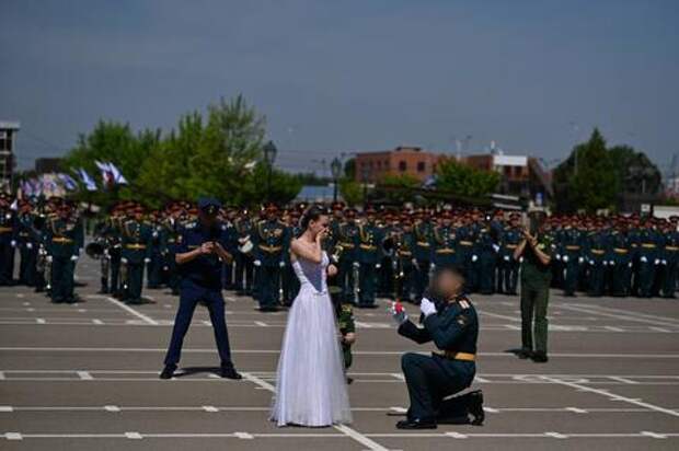 В Краснодаре выпускник военного училища сделал предложение своей возлюбленной на торжестве после вальса