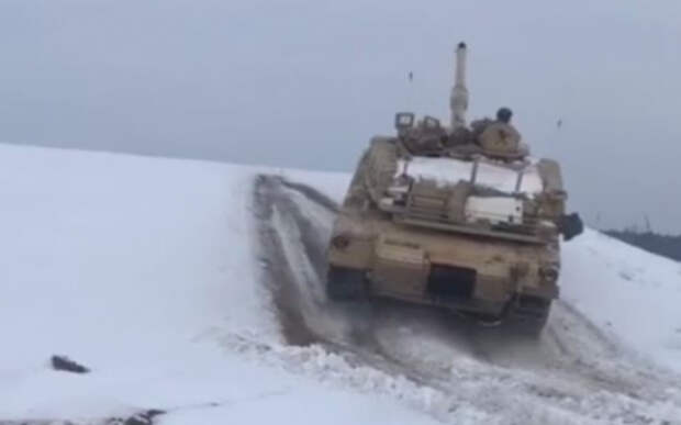 Танк США Abrams не смог подняться в гору из-за нескольких сантиметров снега и попал на видео