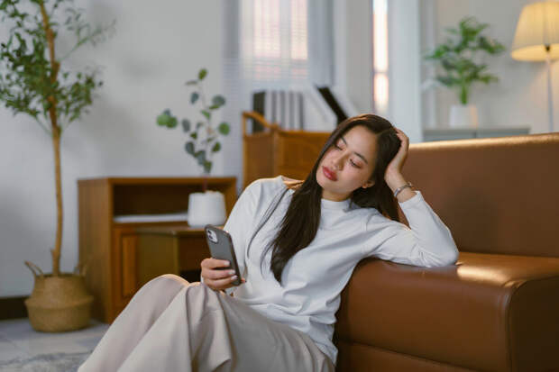 Невролог Макаров: при продолжительном использовании телефона нужно менять позу