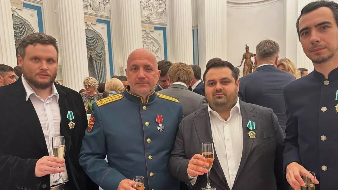Политический деятель Захар Прилепин и российские пранкеры Вован и Лексус после получения госнаград в Кремле, 4 июля 2024 года Политический деятель Захар Прилепин и российские пранкеры Вован и Лексус после получения госнаград в Кремле, 4 июля 2024 года - РИА Новости, 1920, 04.07.2024