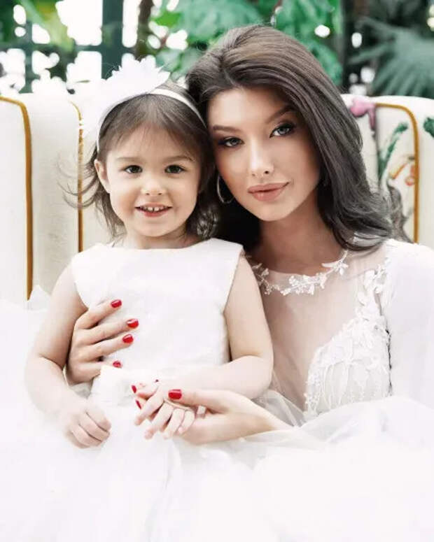 Юлия Ван с дочерью