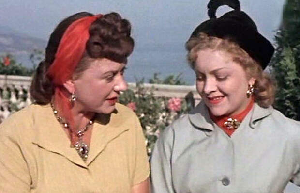 Фото: kino-teatr.ru / В театр советские граждане надевали самые лучшие наряды.