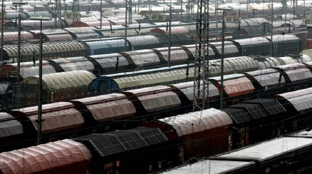 Cargo trains are parked at a cargo train station in Hagen